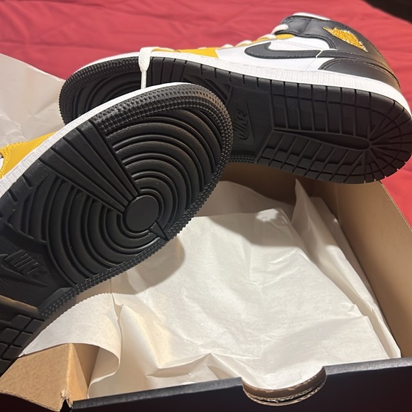 New Jordans!!💛🖤 - Picture 3 of 7